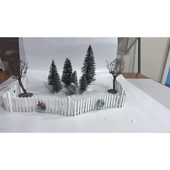 LEMAX CHRISTMAS VILLAGE CHRISTMAS TREES LOT OF 8 WITH FENCE HOLIDAY TIME - Picture 8 of 8